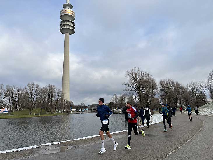 Winterlaufserie München 2022 Teil 2: Lauf über 15 km am 06.01.2022 im Olympiapark, München (©Foto: Martin Schmitz)